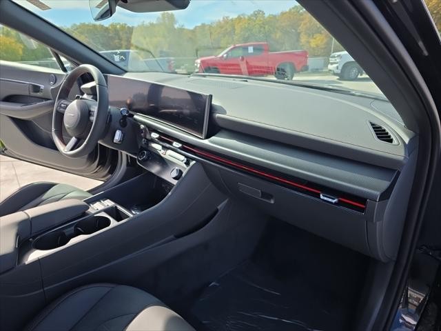 Hyundai Sonata Vehicle Full-screen Gallery Image 33