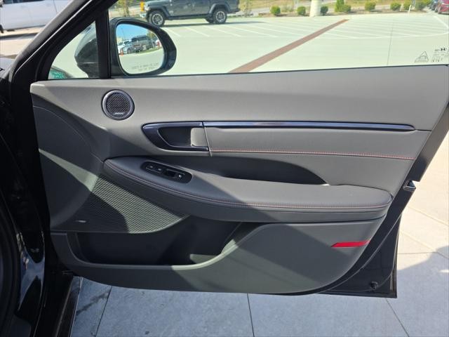 Hyundai Sonata Vehicle Full-screen Gallery Image 34