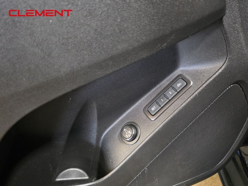 Chevrolet Equinox Vehicle Full-screen Gallery Image 23