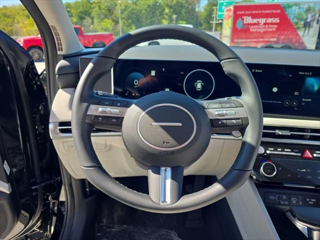 Hyundai Tucson Vehicle Full-screen Gallery Image 12