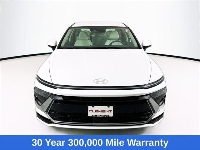 Hyundai Sonata Vehicle Full-screen Gallery Image 2