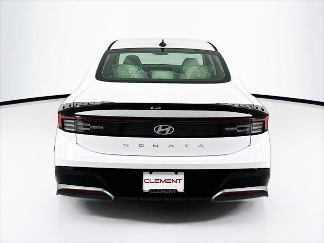 Hyundai Sonata Vehicle Full-screen Gallery Image 7