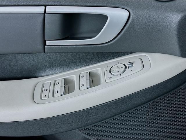 Hyundai Sonata Vehicle Full-screen Gallery Image 22