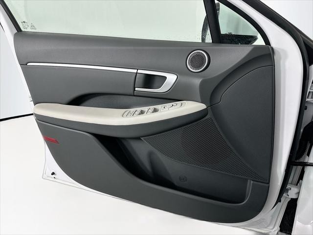 Hyundai Sonata Vehicle Full-screen Gallery Image 23