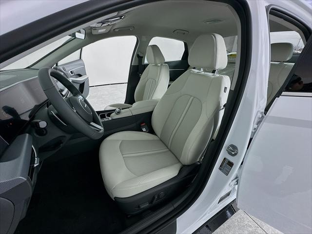 Hyundai Sonata Vehicle Full-screen Gallery Image 25
