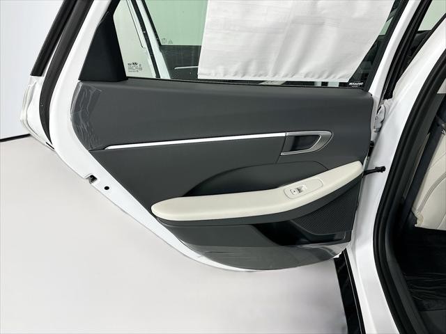 Hyundai Sonata Vehicle Full-screen Gallery Image 26