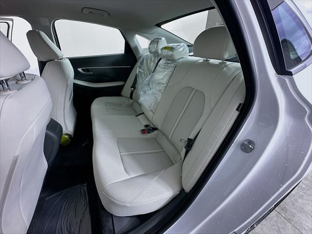 Hyundai Sonata Vehicle Full-screen Gallery Image 27