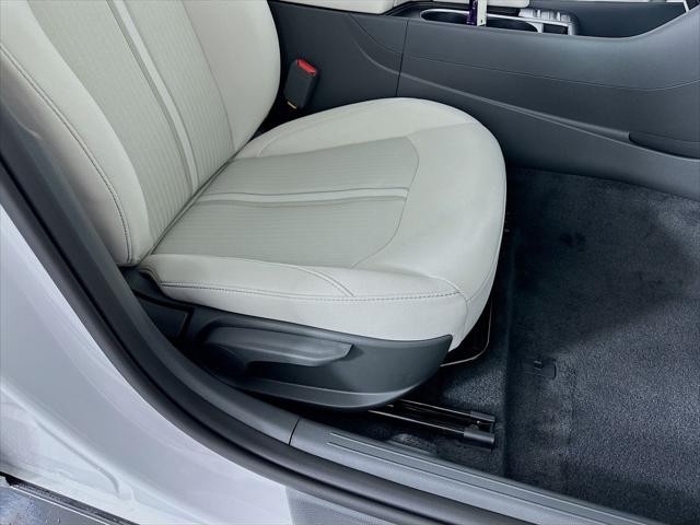 Hyundai Sonata Vehicle Full-screen Gallery Image 28