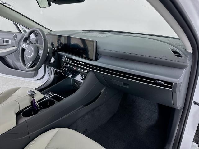 Hyundai Sonata Vehicle Full-screen Gallery Image 29