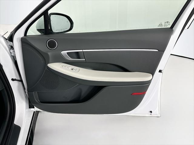 Hyundai Sonata Vehicle Full-screen Gallery Image 30