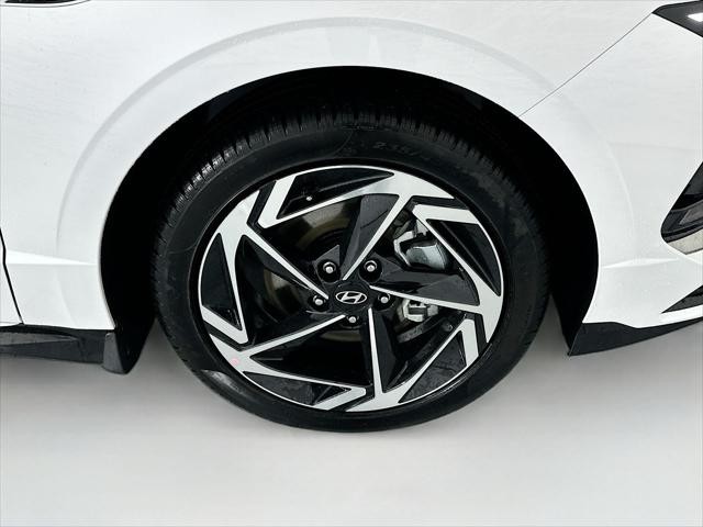 Hyundai Sonata Vehicle Full-screen Gallery Image 31