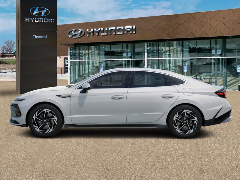 Hyundai Sonata Vehicle Full-screen Gallery Image 5