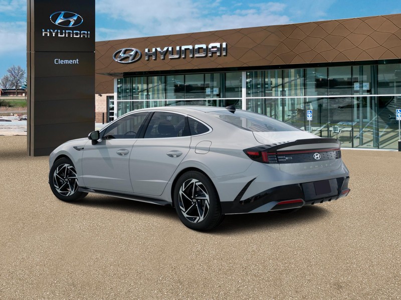 Hyundai Sonata Vehicle Full-screen Gallery Image 7
