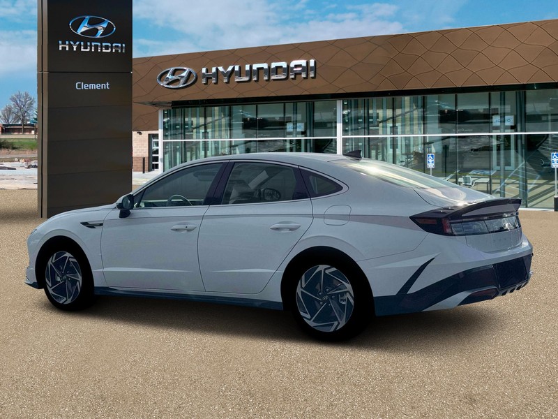Hyundai Sonata Vehicle Full-screen Gallery Image 8