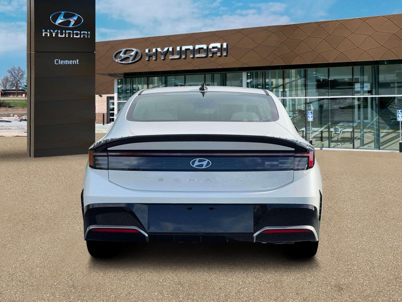 Hyundai Sonata Vehicle Full-screen Gallery Image 10