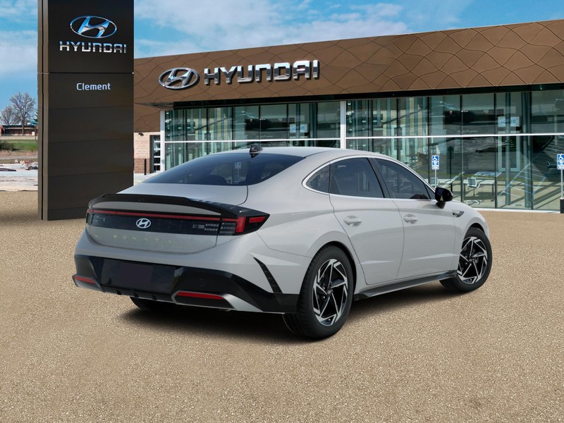 Hyundai Sonata Vehicle Full-screen Gallery Image 11