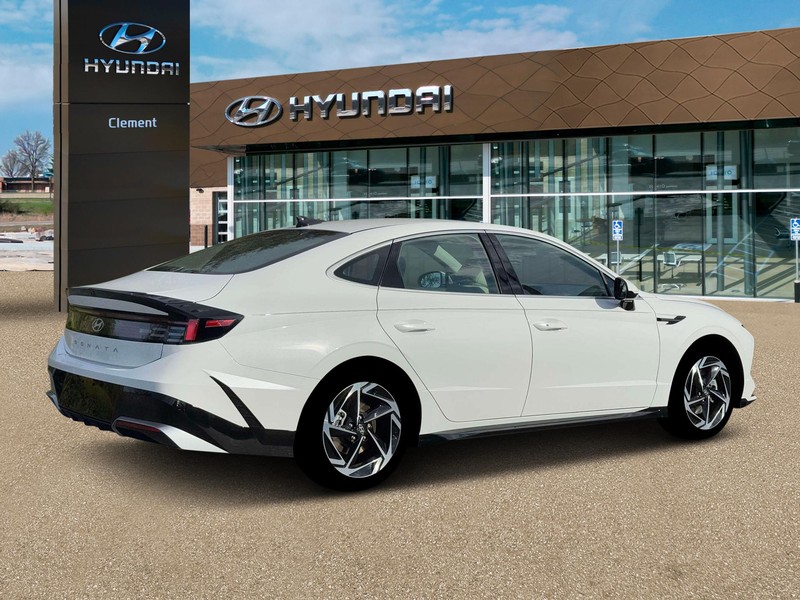 Hyundai Sonata Vehicle Full-screen Gallery Image 12