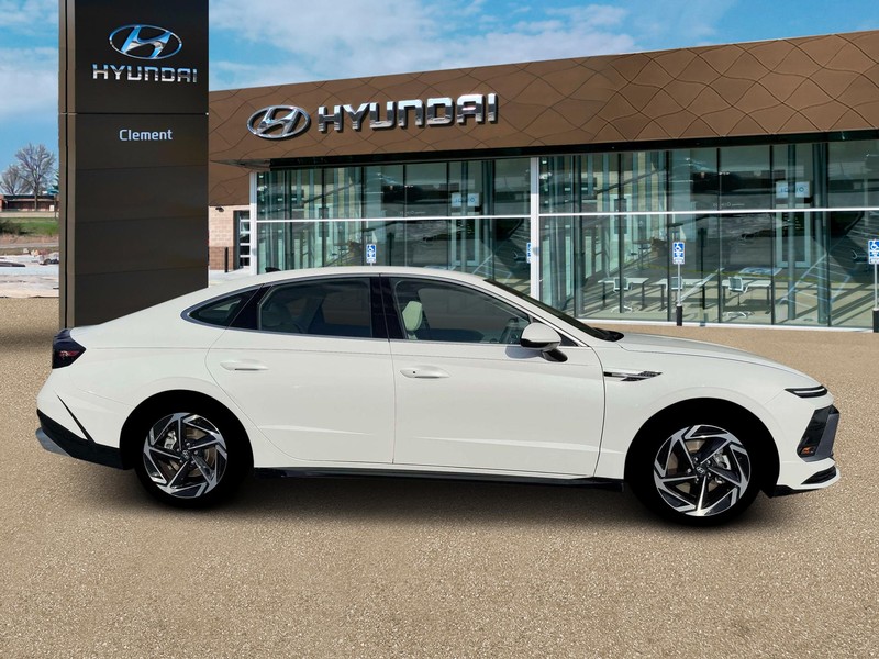 Hyundai Sonata Vehicle Full-screen Gallery Image 15