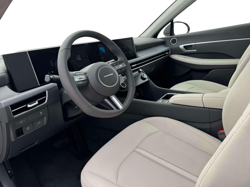 Hyundai Sonata Vehicle Full-screen Gallery Image 21