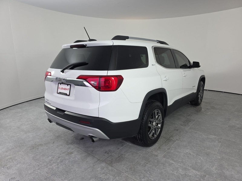 GMC Acadia Vehicle Full-screen Gallery Image 06