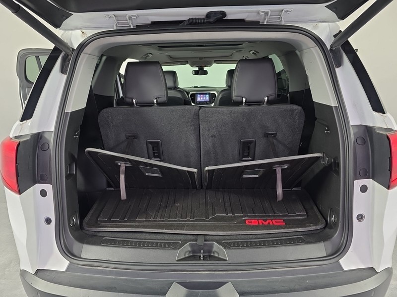 GMC Acadia Vehicle Full-screen Gallery Image 09