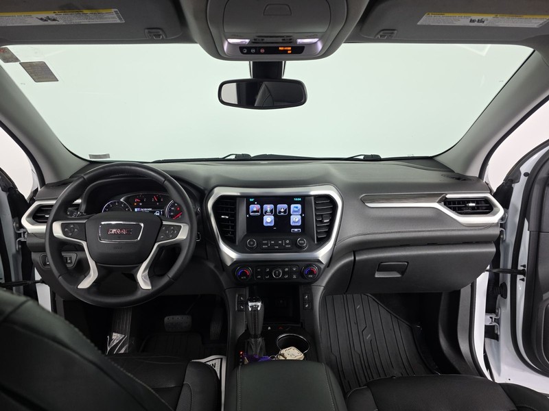 GMC Acadia Vehicle Full-screen Gallery Image 11