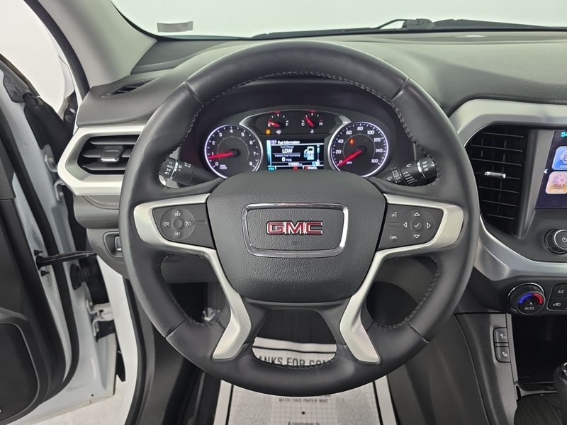 GMC Acadia Vehicle Full-screen Gallery Image 13