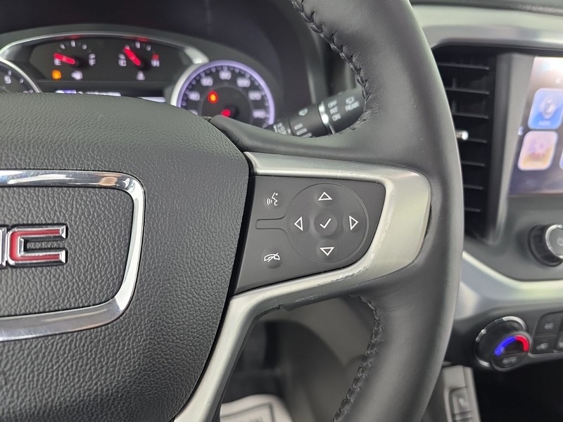 GMC Acadia Vehicle Full-screen Gallery Image 16