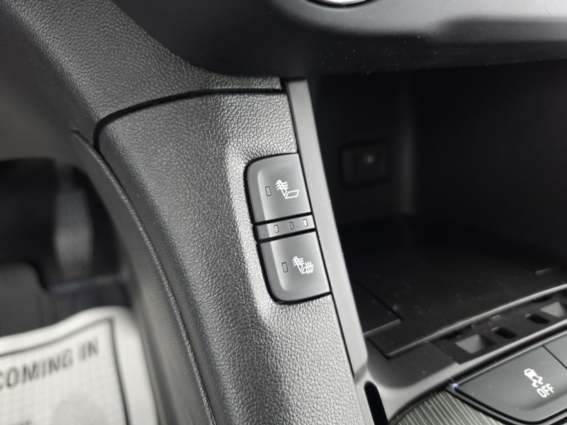 GMC Acadia Vehicle Full-screen Gallery Image 22