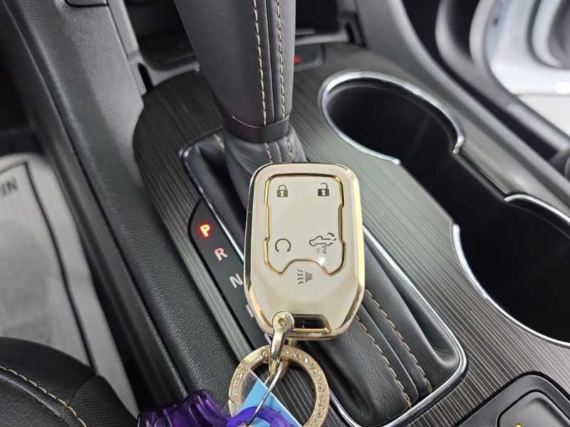 GMC Acadia Vehicle Full-screen Gallery Image 24