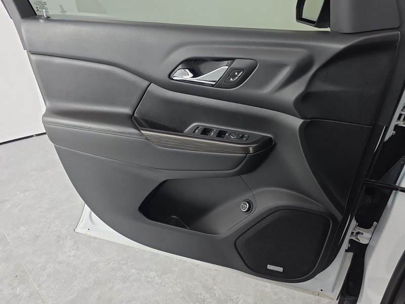 GMC Acadia Vehicle Full-screen Gallery Image 29