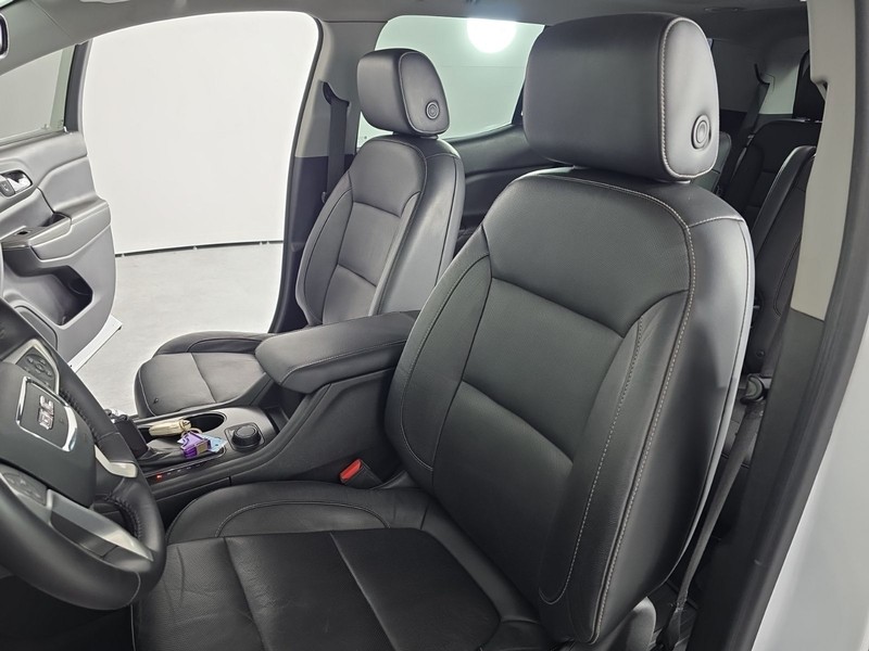 GMC Acadia Vehicle Full-screen Gallery Image 32