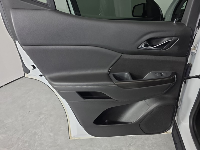 GMC Acadia Vehicle Full-screen Gallery Image 33