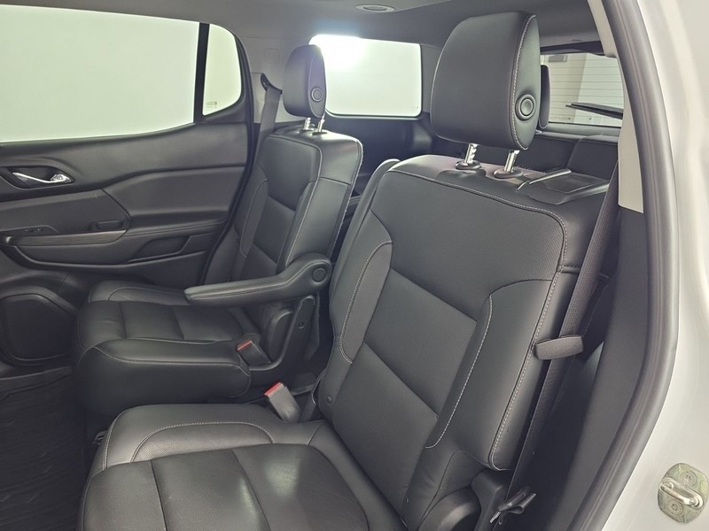 GMC Acadia Vehicle Full-screen Gallery Image 35