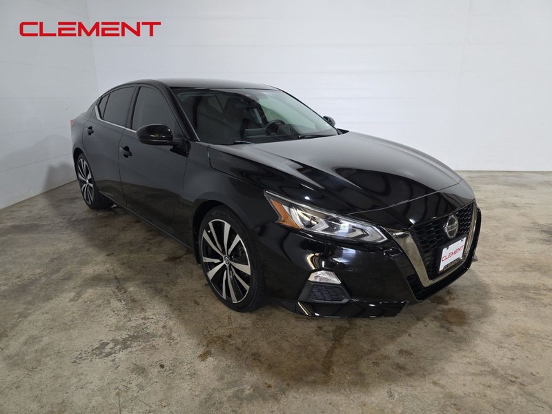 Nissan Altima Vehicle Full-screen Gallery Image 3