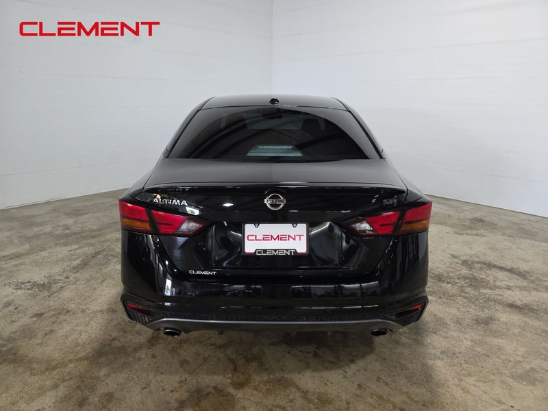 Nissan Altima Vehicle Full-screen Gallery Image 7