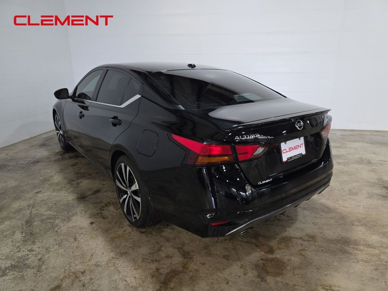 Nissan Altima Vehicle Full-screen Gallery Image 8