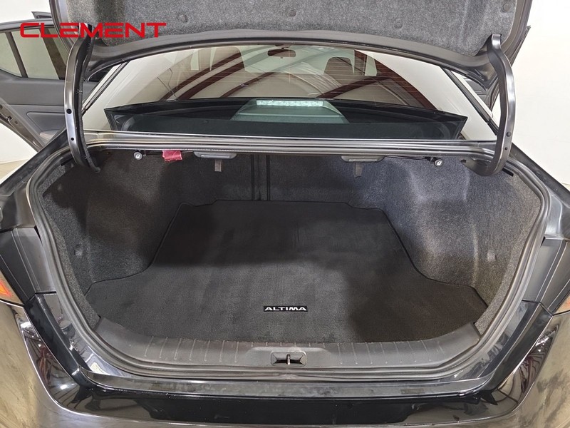 Nissan Altima Vehicle Full-screen Gallery Image 9