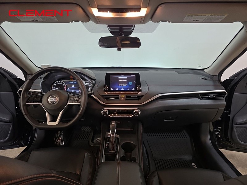 Nissan Altima Vehicle Full-screen Gallery Image 10