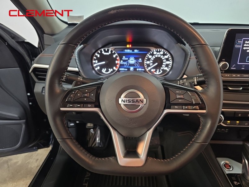 Nissan Altima Vehicle Full-screen Gallery Image 12