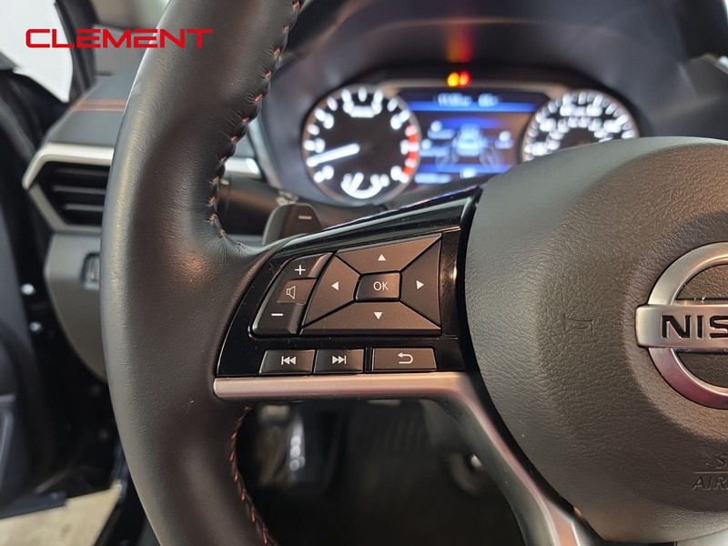 Nissan Altima Vehicle Full-screen Gallery Image 13