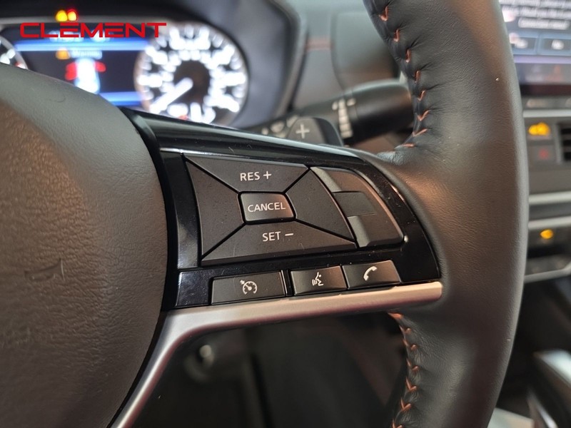 Nissan Altima Vehicle Full-screen Gallery Image 14