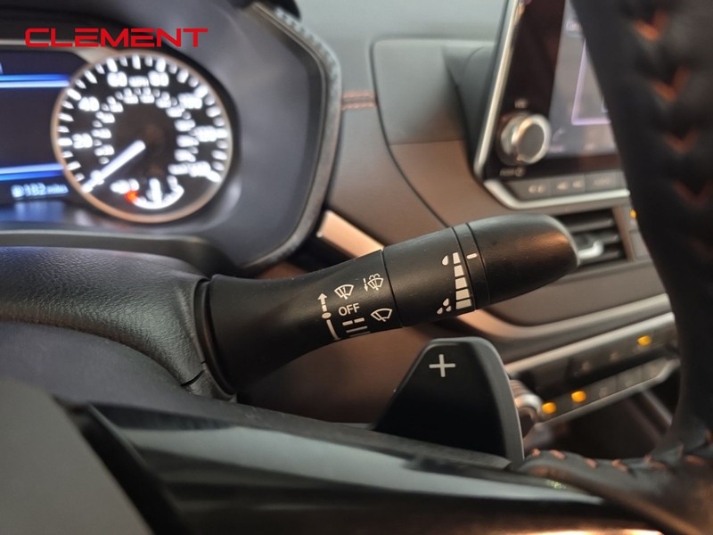 Nissan Altima Vehicle Full-screen Gallery Image 15