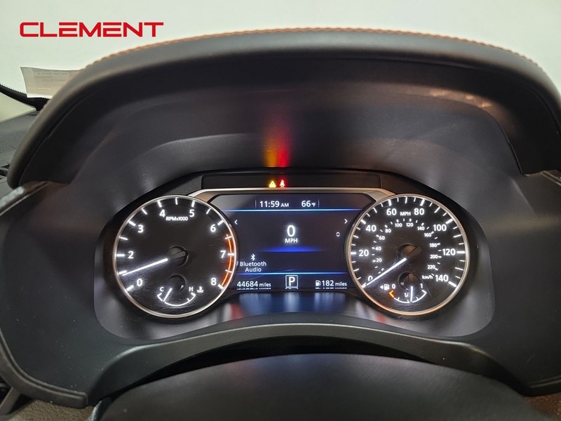 Nissan Altima Vehicle Full-screen Gallery Image 16