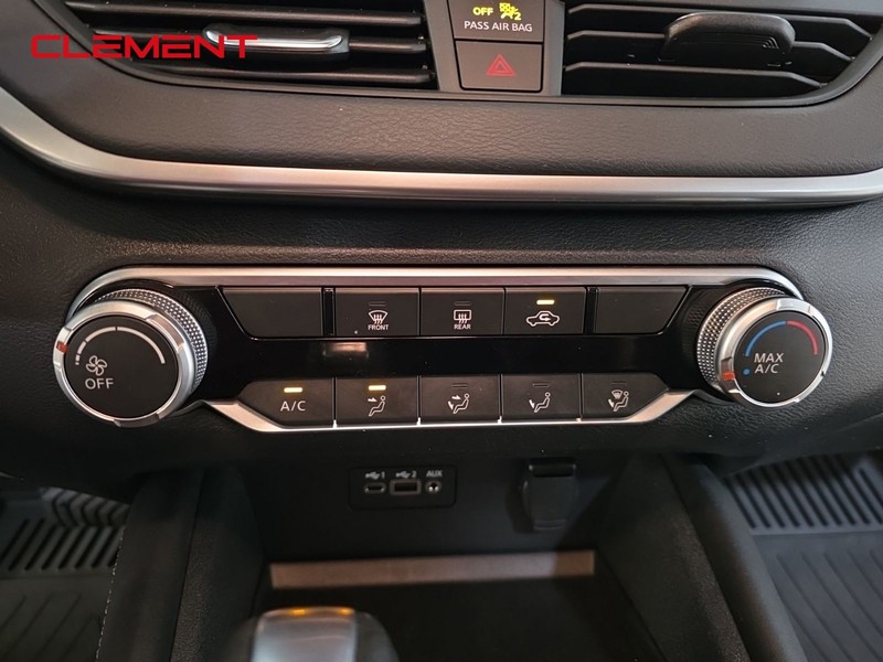 Nissan Altima Vehicle Full-screen Gallery Image 20