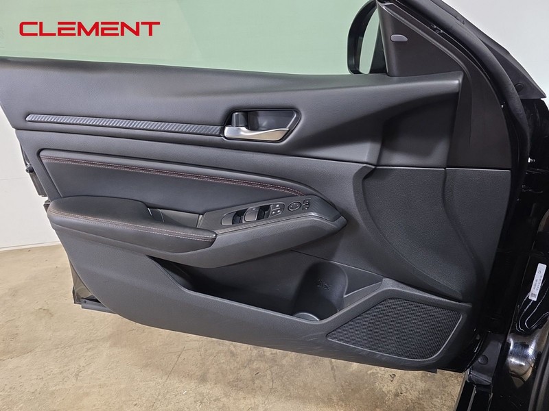 Nissan Altima Vehicle Full-screen Gallery Image 23