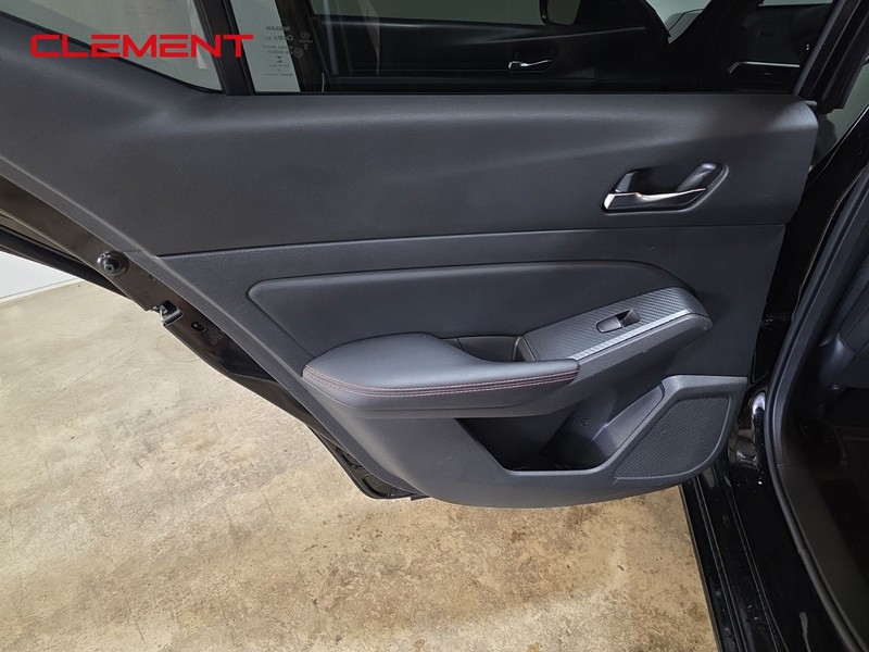 Nissan Altima Vehicle Full-screen Gallery Image 26