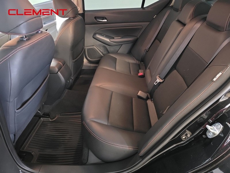 Nissan Altima Vehicle Full-screen Gallery Image 27