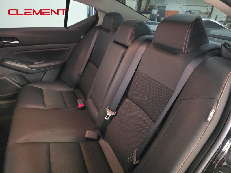 Nissan Altima Vehicle Full-screen Gallery Image 28