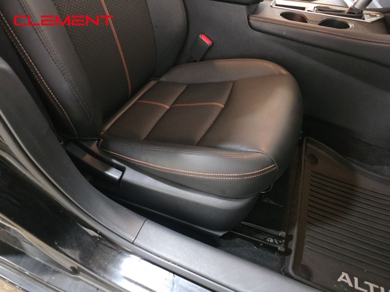 Nissan Altima Vehicle Full-screen Gallery Image 29